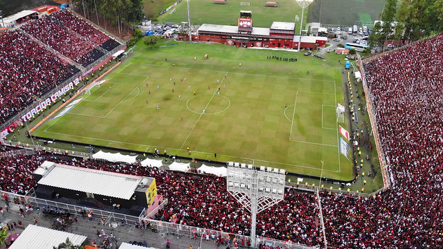 O Vitória ganhou o primeiro clássico Ba-Vi da temporada de 2024. Em jogo movimentado e com apenas com a sua torcida nas arquibancadas do Barradão, o Leão bateu o Bahia por 3 a 2, de virada, na tarde deste domingo (18)